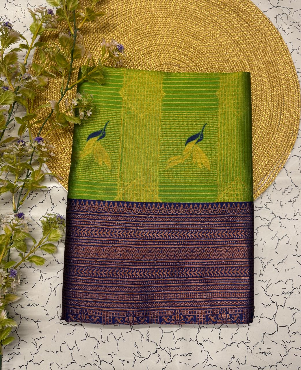 Prominent Green Soft Banarasi Silk Saree With Ineffable Blouse Piece - Image 2