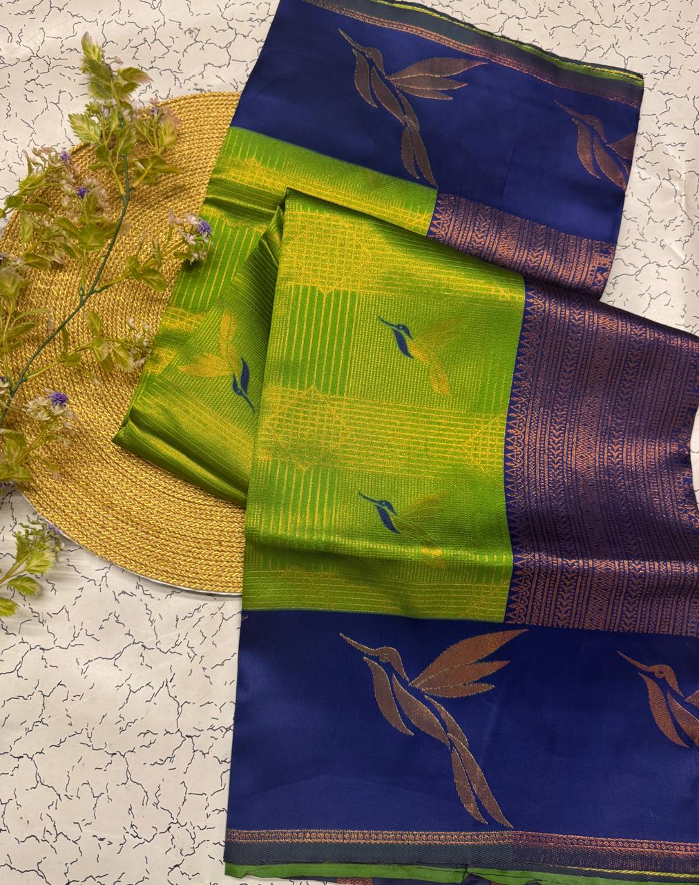 Prominent Green Soft Banarasi Silk Saree With Ineffable Blouse Piece - Image 3