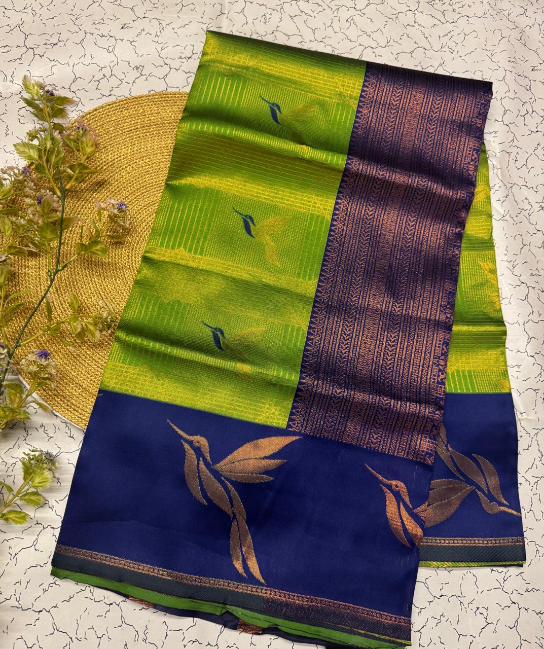 Prominent Green Soft Banarasi Silk Saree With Ineffable Blouse Piece - Image 5