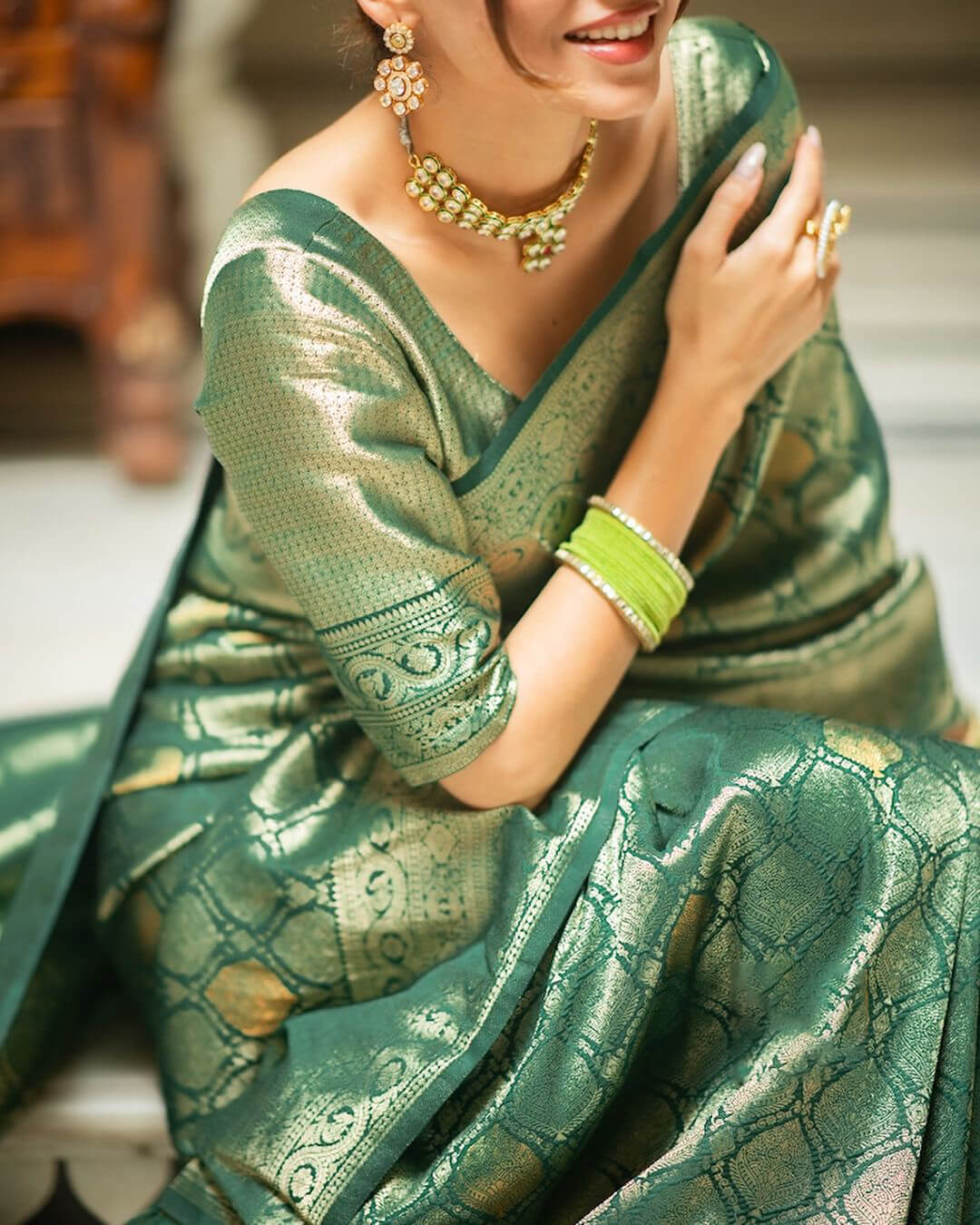 Prominent Green Soft Silk Saree With Captivating Blouse Piece - Image 4