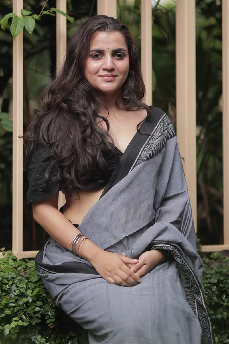 Prominent Grey Cotton Silk Saree With Enamoring Blouse Piece - Image 2