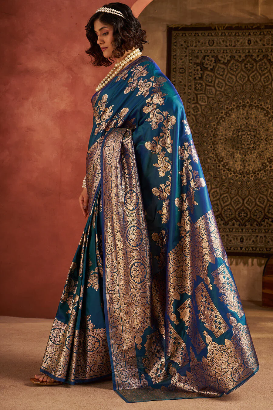 Propinquity Rama Pure Zari Weaving Banarasi Silk Saree With Entrancing Blouse Piece - Image 5
