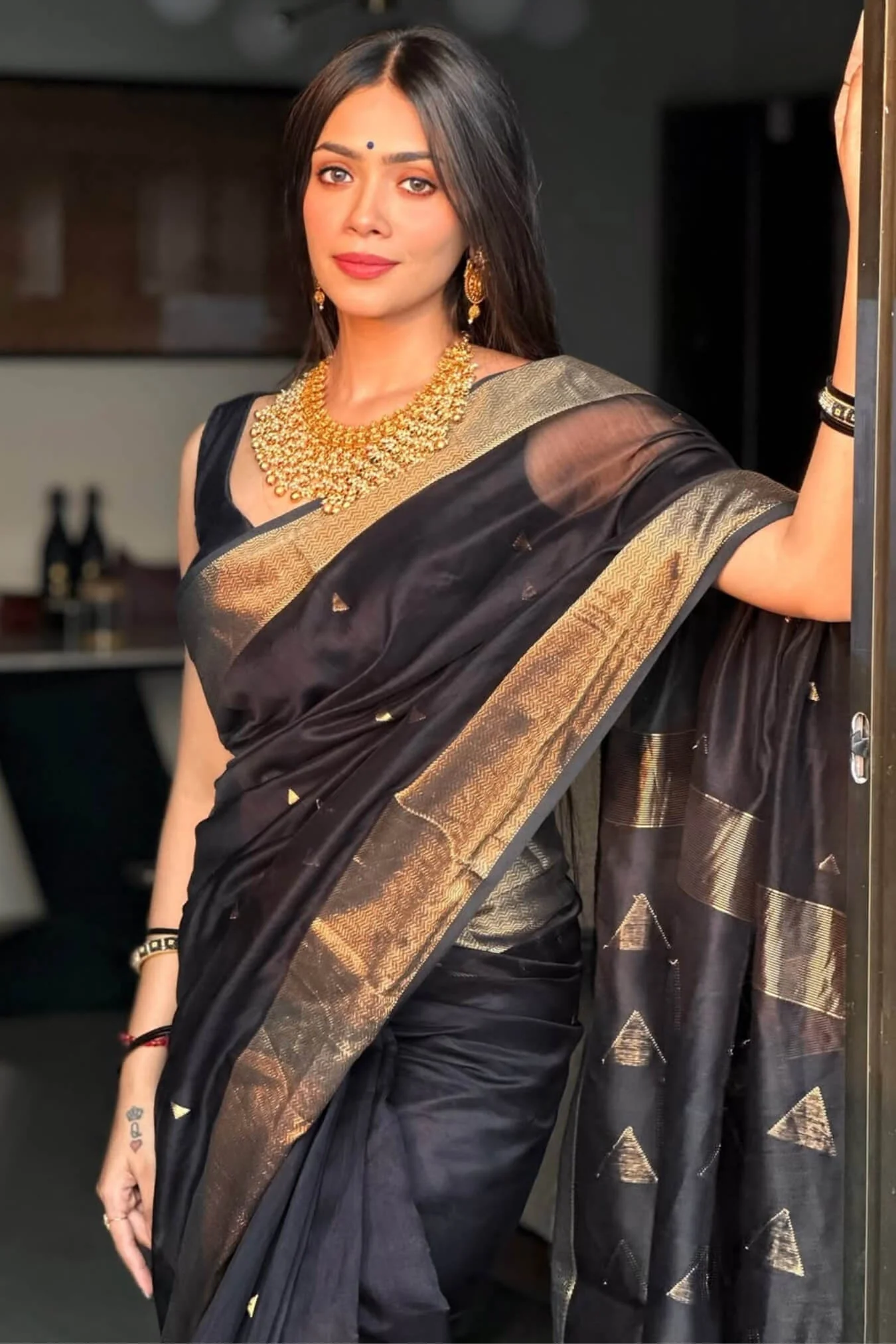 Pulsating Black Linen Silk Saree With Improbable Blouse Piece - Image 2
