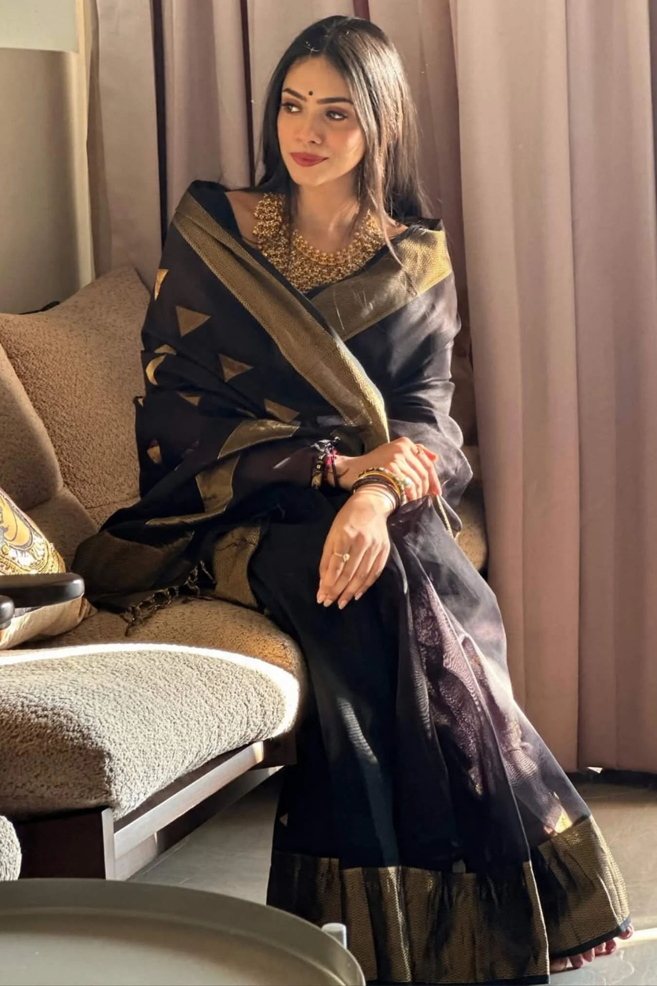 Pulsating Black Linen Silk Saree With Improbable Blouse Piece - Image 3