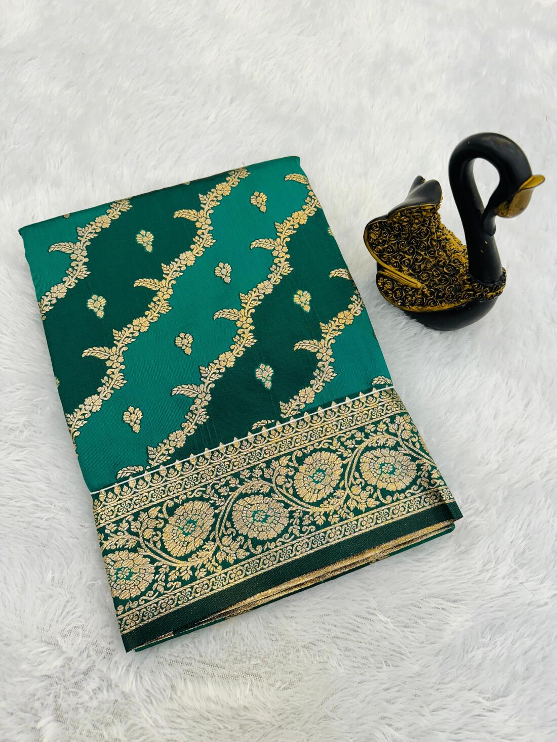 Pulsating Sea Green Soft Banarasi Silk Saree With Snappy Blouse Piece - Image 2