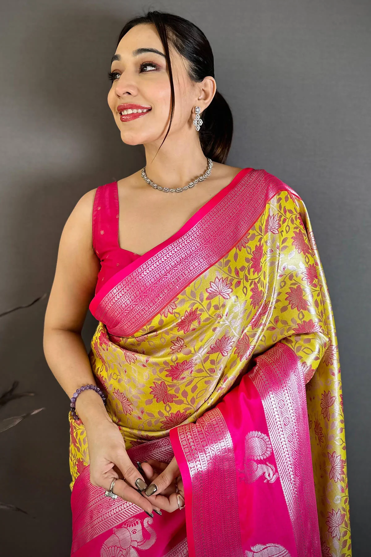Pulsating Yellow Kanjivaram Silk Saree With Adoring Blouse Piece - Image 2