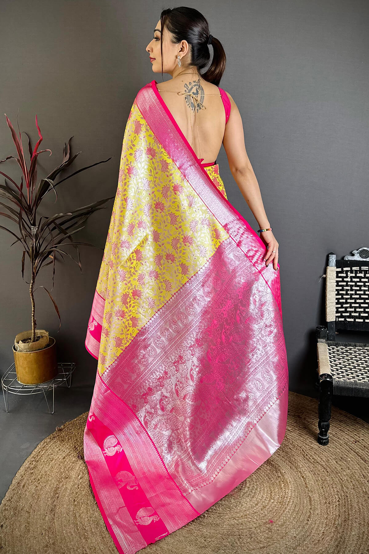 Pulsating Yellow Kanjivaram Silk Saree With Adoring Blouse Piece - Image 4