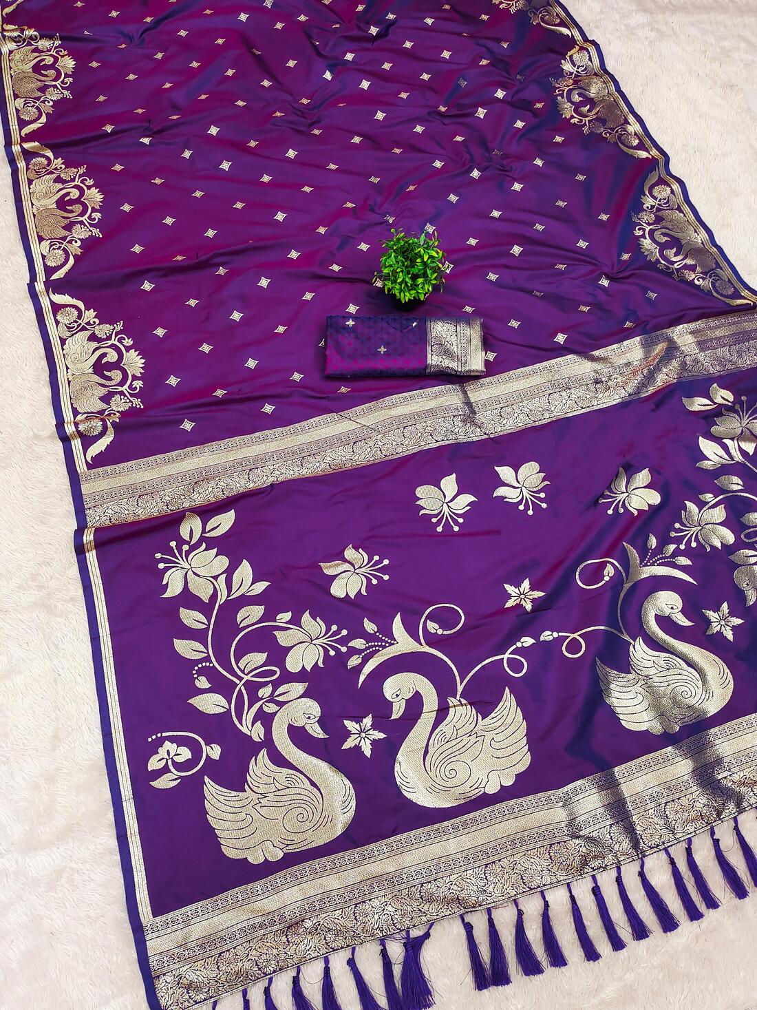 Quixotic Purple Pure Zari Weaving Banarasi Silk Saree With Flamboyant Blouse Piece - Image 2