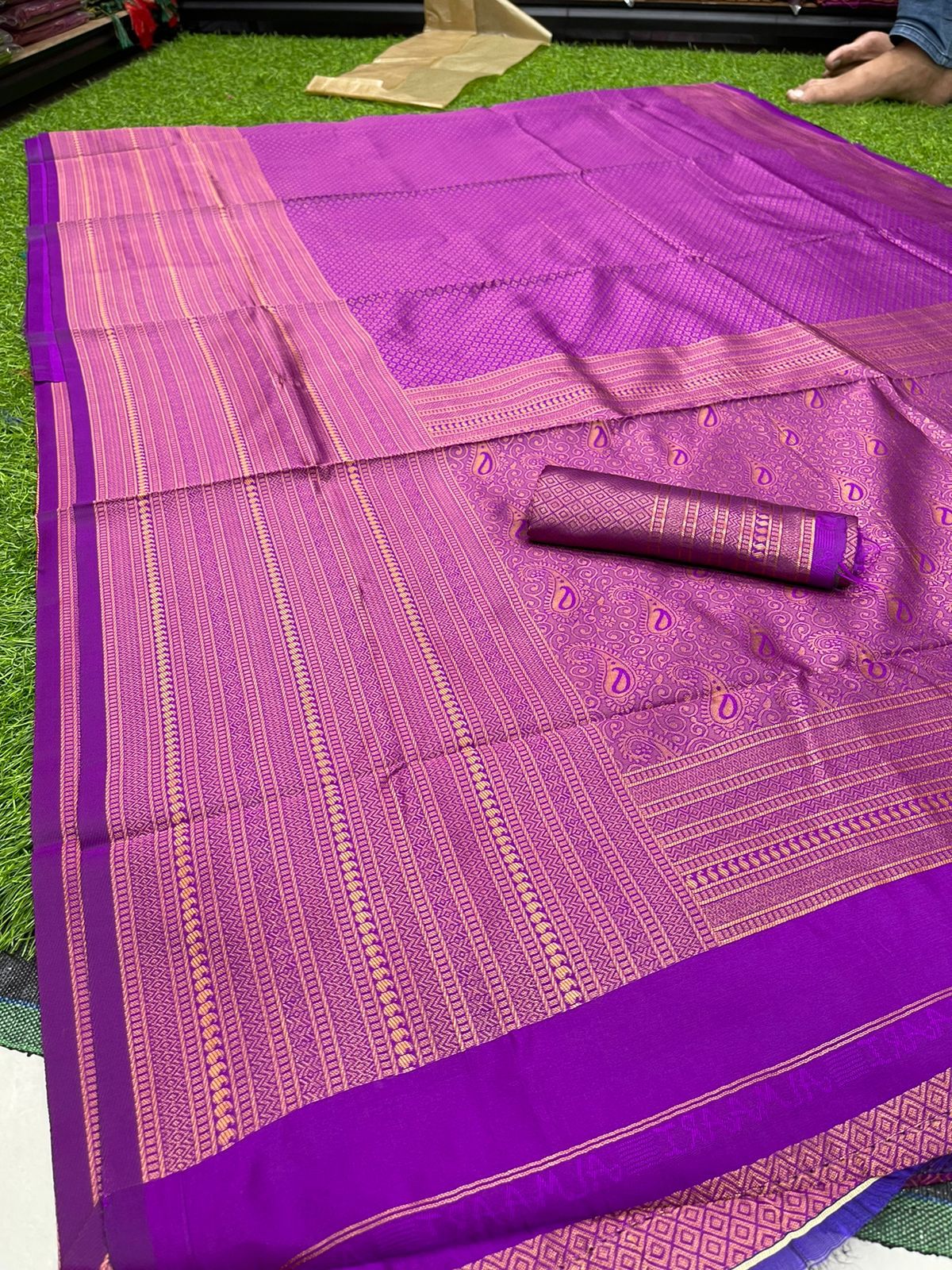 Ratatouille Purple Soft Silk Saree with Splendiferous Blouse Piece - Image 5