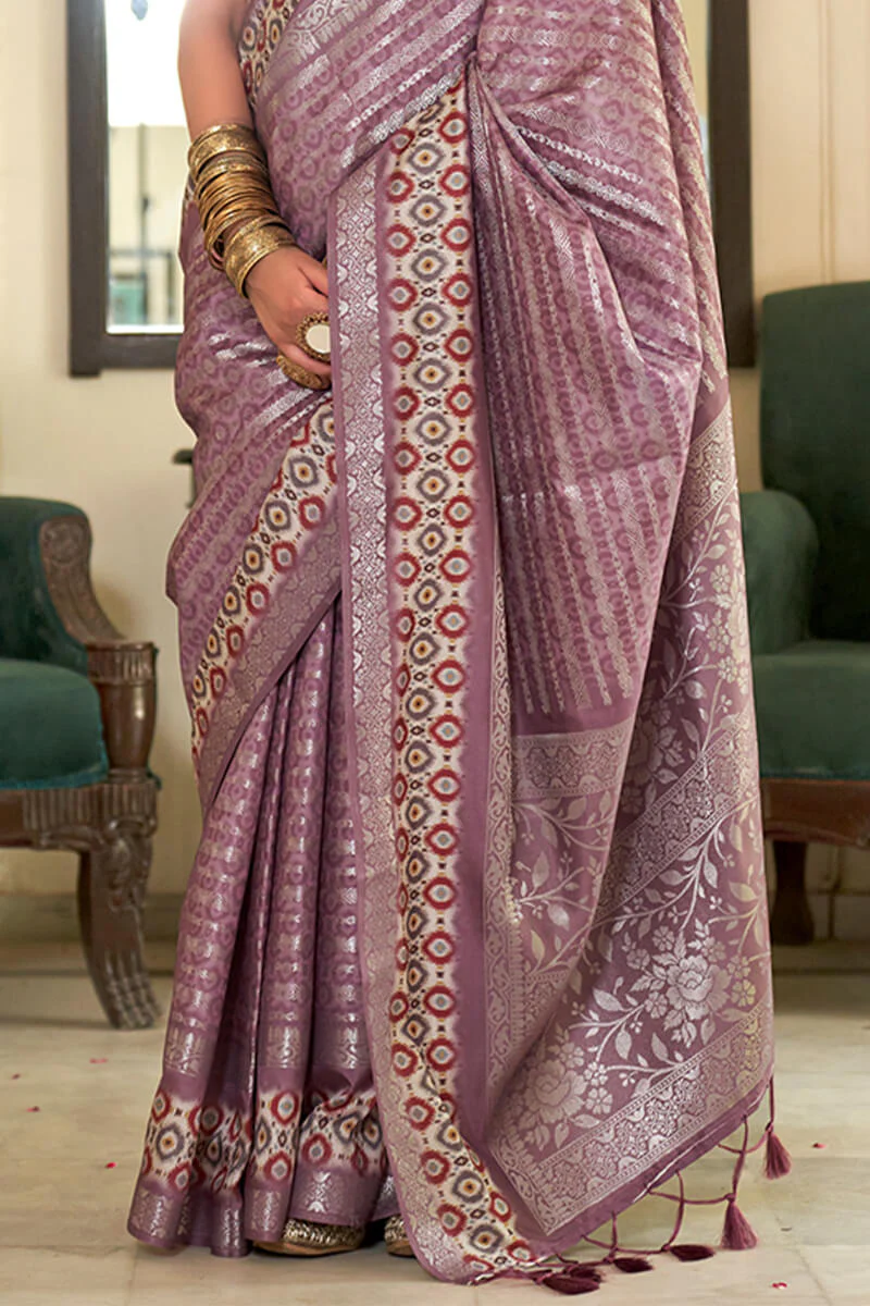 Ravishing Lavender Digital Printed Soft Silk Saree With Chatoyant Blouse Piece - Image 3