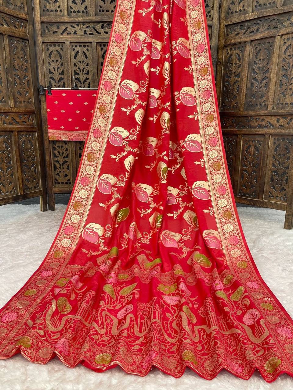 Resplendent Red Banarasi Dola Silk Saree With Exquisite Blouse Piece - Image 2