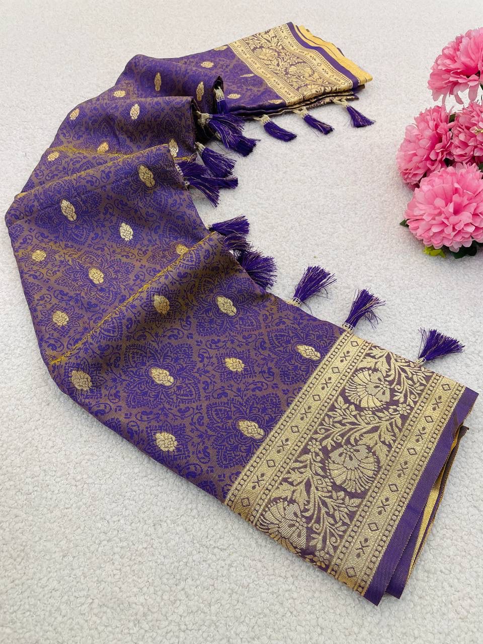 Rhapsodic Lavender Pure Zari Weaving Banarasi Silk Saree With Arresting Blouse Piece - Image 2