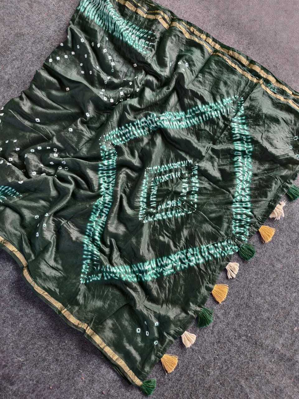 Rhapsody Dark Green Cotton Silk Bandhani Printed Saree With Engaging Blouse Piece - Image 3