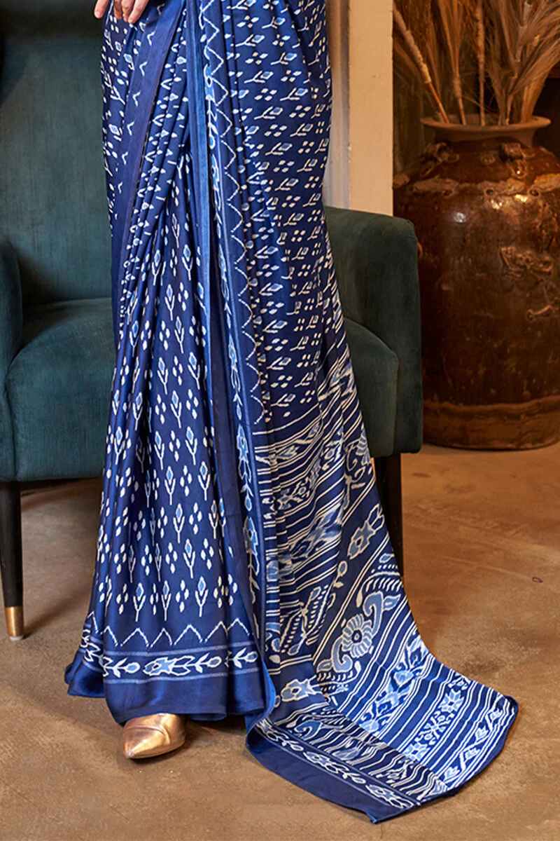 Scrupulous Navy Blue Digital Printed Satin Silk Saree With Lustrous Blouse Piece - Image 3