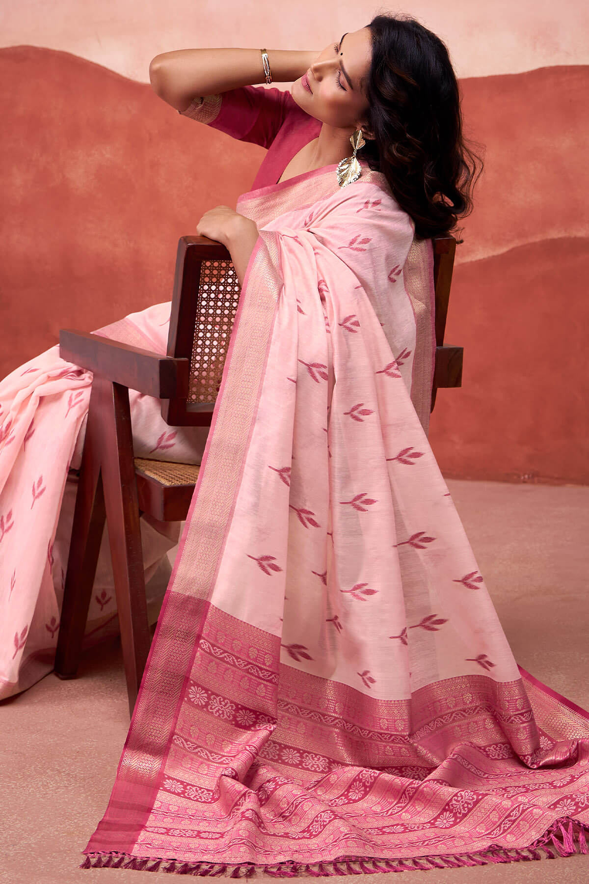 Scrupulous Pink Cotton Silk Saree With Beleaguer Blouse Piece - Image 3