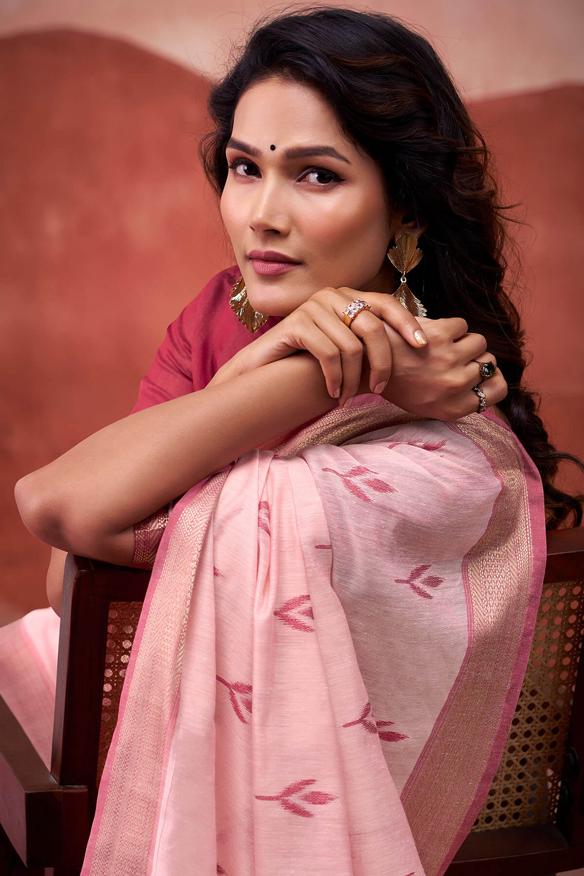 Scrupulous Pink Cotton Silk Saree With Beleaguer Blouse Piece - Image 4