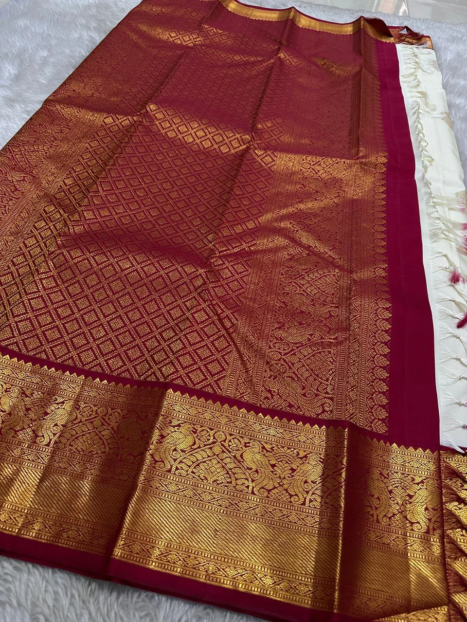 Sempiternal Off White Soft Silk Saree With Glittering Blouse Piece - Image 4