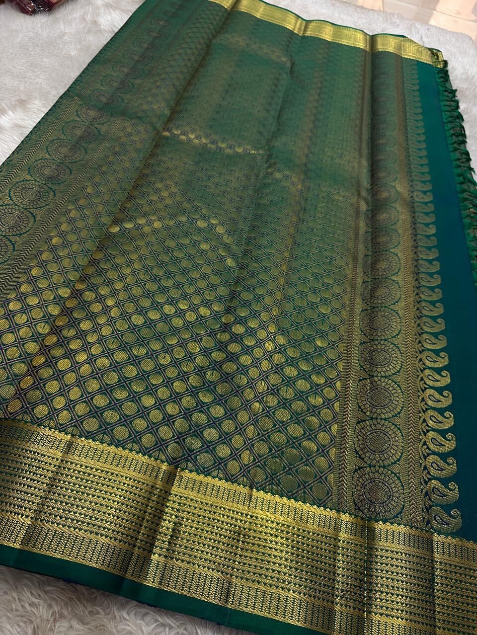 Sempiternal Rama Pure Zari Weaving Banarasi Silk Saree With Refreshing Blouse Piece - Image 5