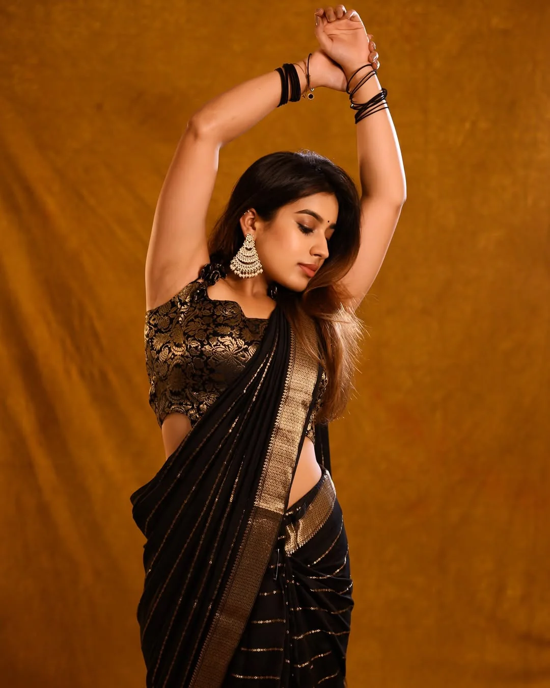 Sensational Black Soft Silk Saree With Precious Blouse Piece - Image 2