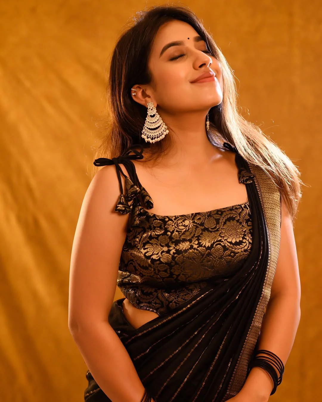 Sensational Black Soft Silk Saree With Precious Blouse Piece - Image 4