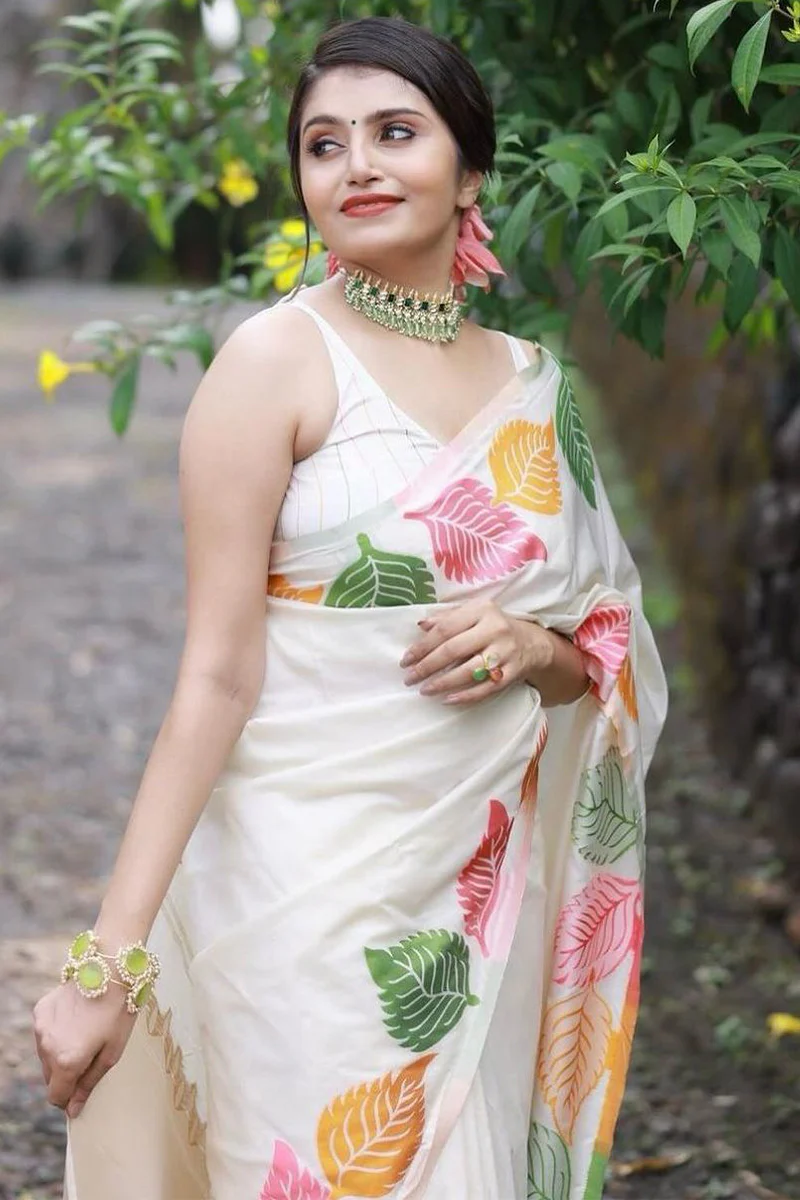 Sensational White Soft Silk Saree With Engrossing Blouse Piece - Image 2