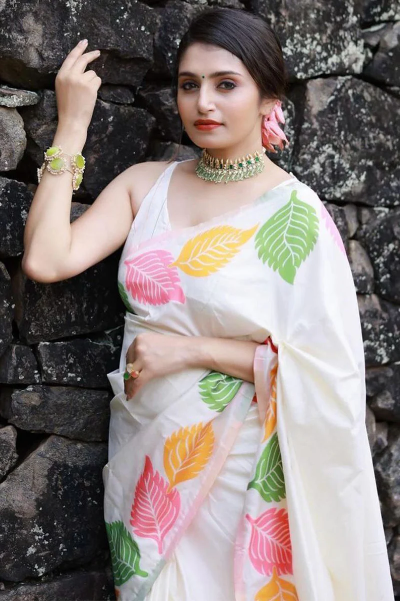 Sensational White Soft Silk Saree With Engrossing Blouse Piece - Image 4