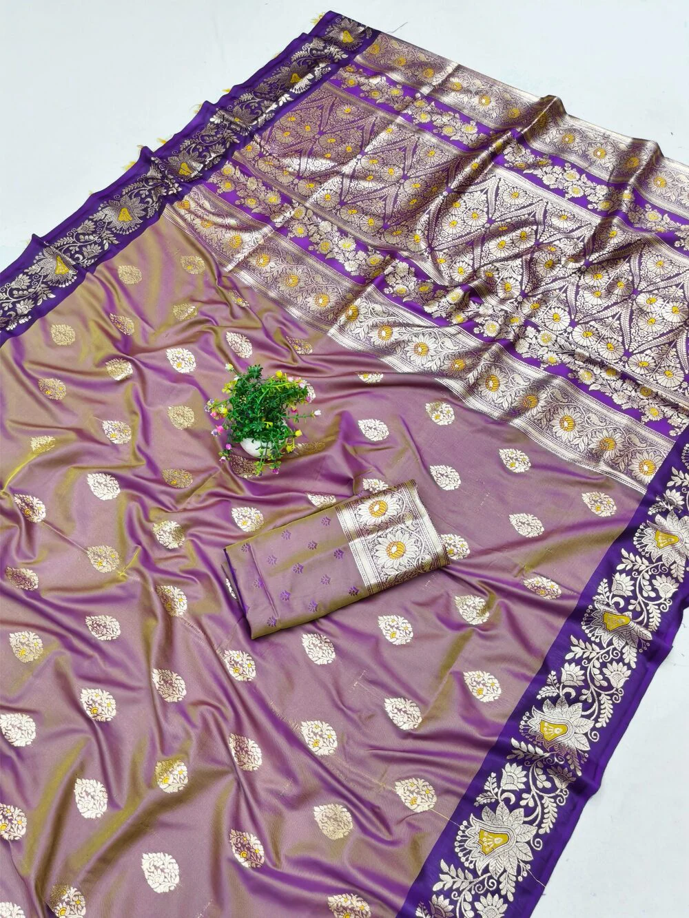 Serendipity Lavender Pure Zari Weaving Banarasi Silk Saree With Opulent Blouse Piece - Image 2