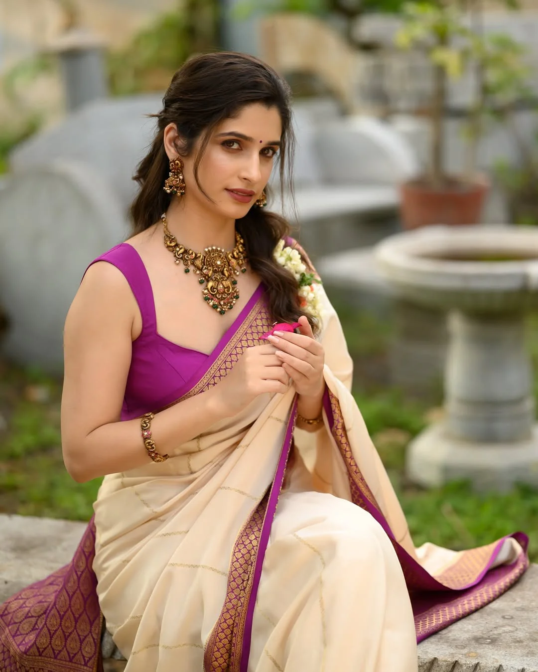 Sizzling Beige Soft Silk Saree With Intricate Blouse Piece - Image 4