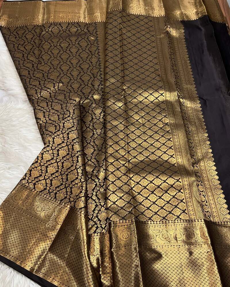 Sizzling Black Soft Banarasi Silk Saree With Alluring Blouse Piece - Image 3