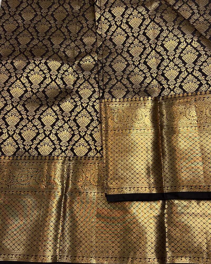 Sizzling Black Soft Banarasi Silk Saree With Alluring Blouse Piece - Image 4