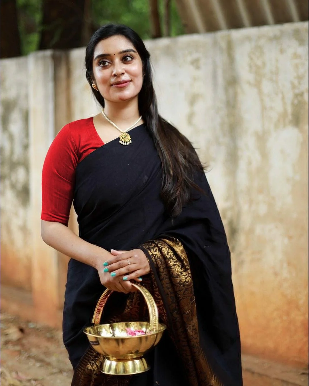 Sizzling Black Soft Silk Saree With Serendipity Blouse Piece - Image 2