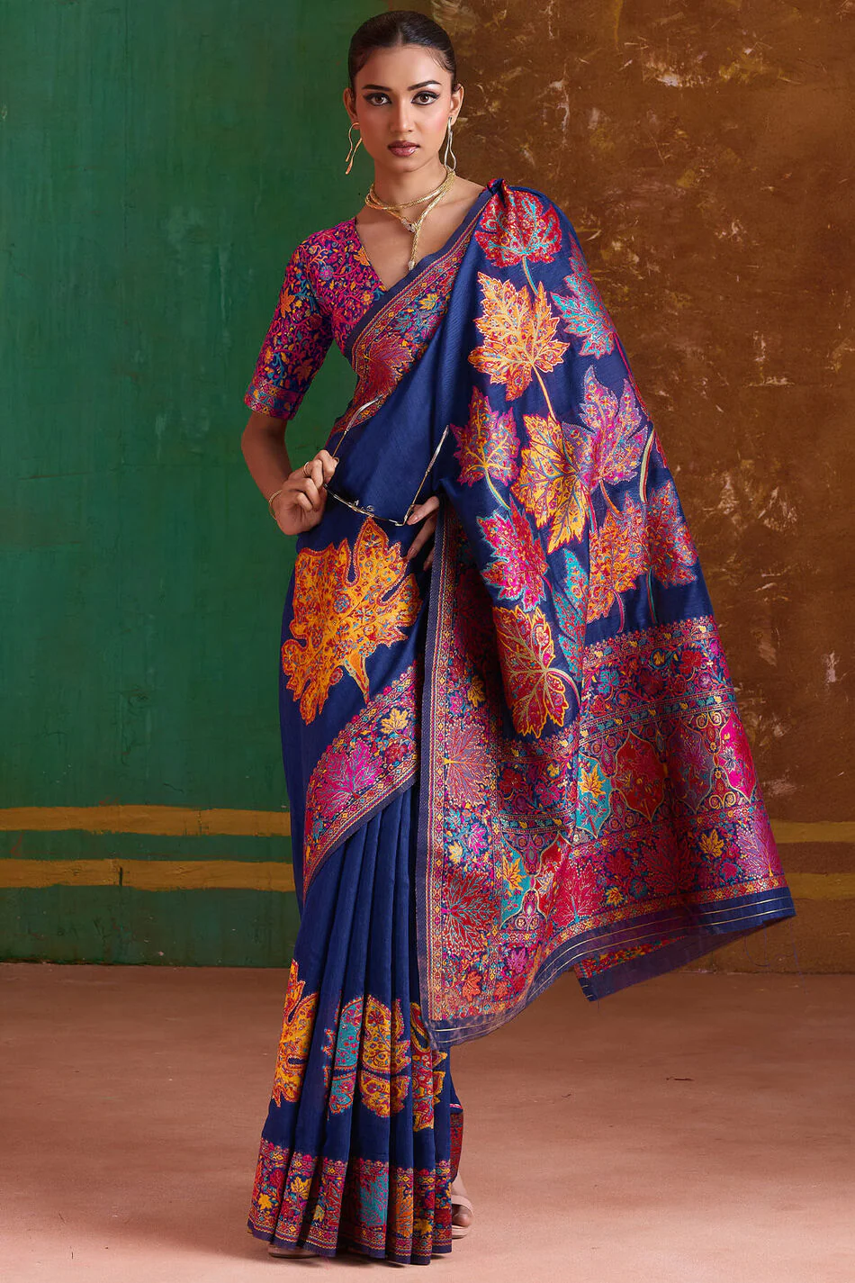 Sizzling Navy Blue Pashmina Saree With Incredible Blouse Piece - Image 3