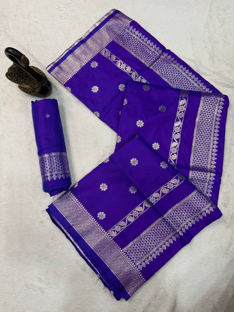 Sizzling Royal Purple Pure Zari Weaving Banarasi Silk Saree With Splendiferous Blouse Piece - Image 2