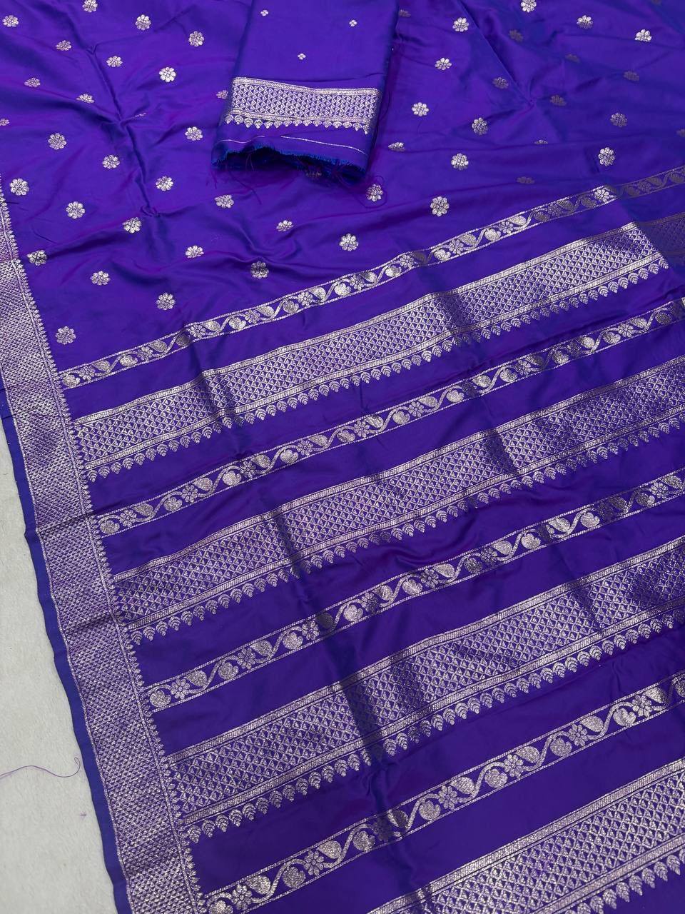 Sizzling Royal Purple Pure Zari Weaving Banarasi Silk Saree With Splendiferous Blouse Piece - Image 3