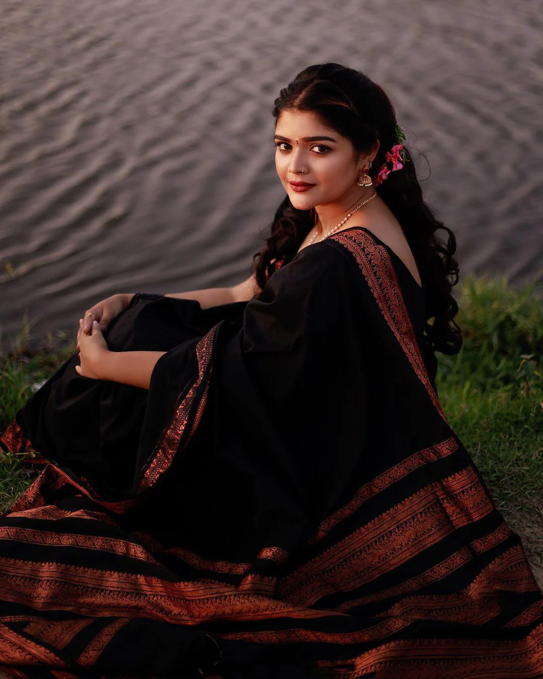 Skinny Black Soft Banarasi Silk Saree With Beauteous Blouse Piece - Image 3