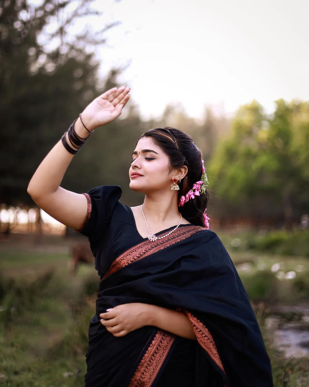 Skinny Black Soft Banarasi Silk Saree With Beauteous Blouse Piece - Image 5