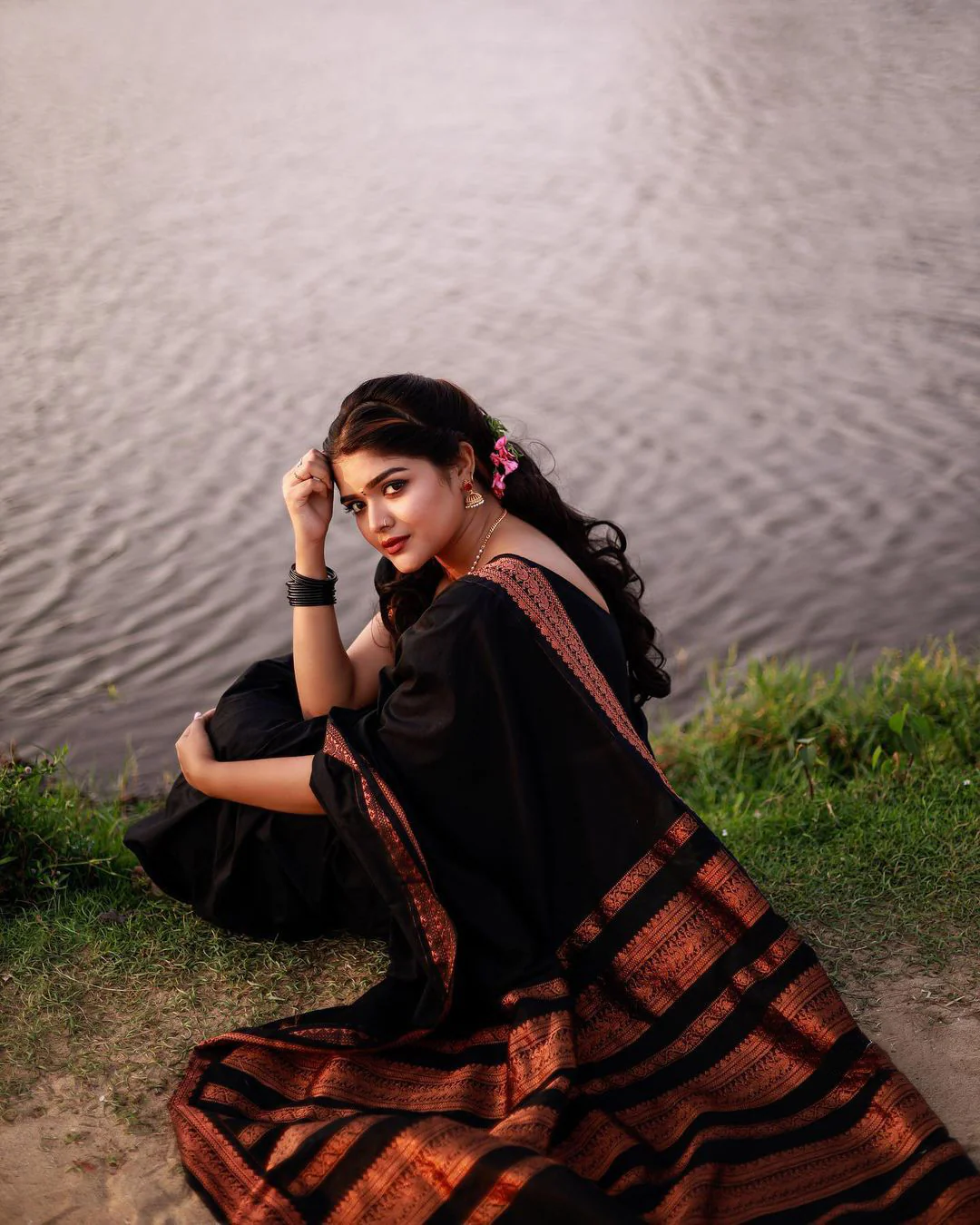 Skinny Black Soft Banarasi Silk Saree With Beauteous Blouse Piece - Image 7