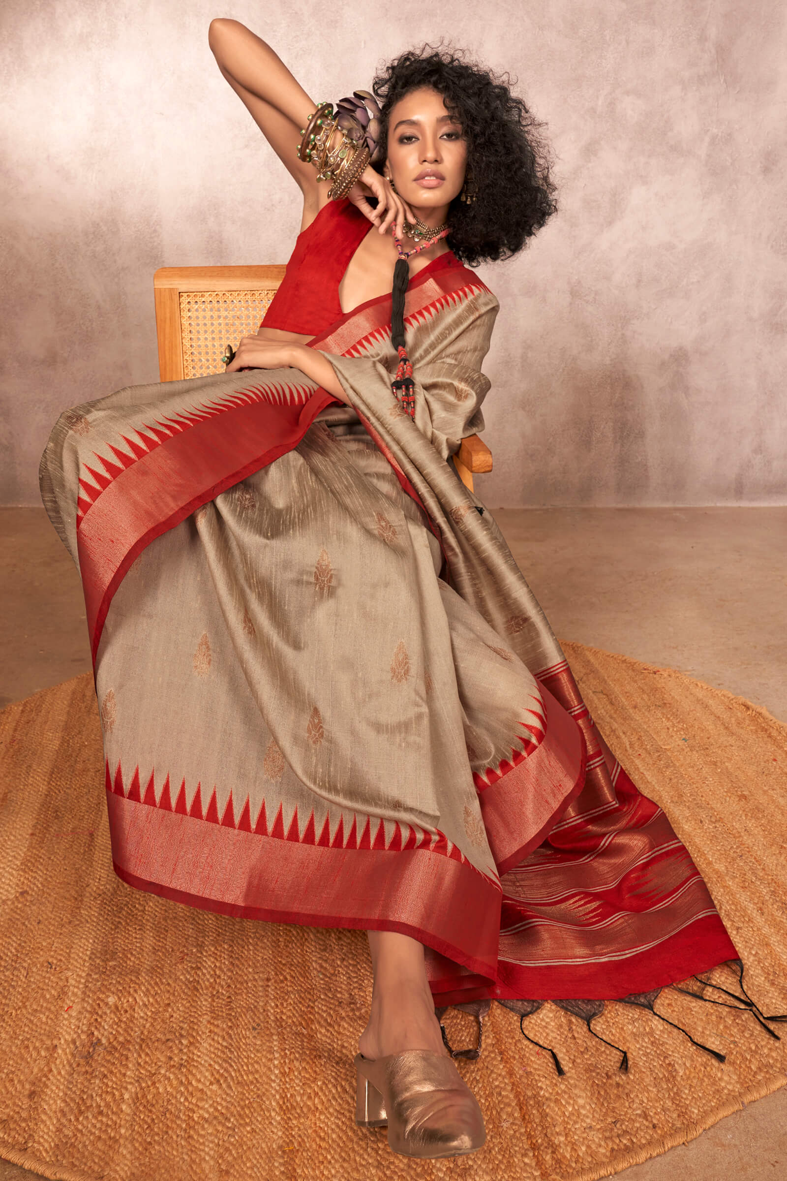 Smart Beige Soft Banarasi Silk Saree With Vibrant Blouse Piece - Image 2