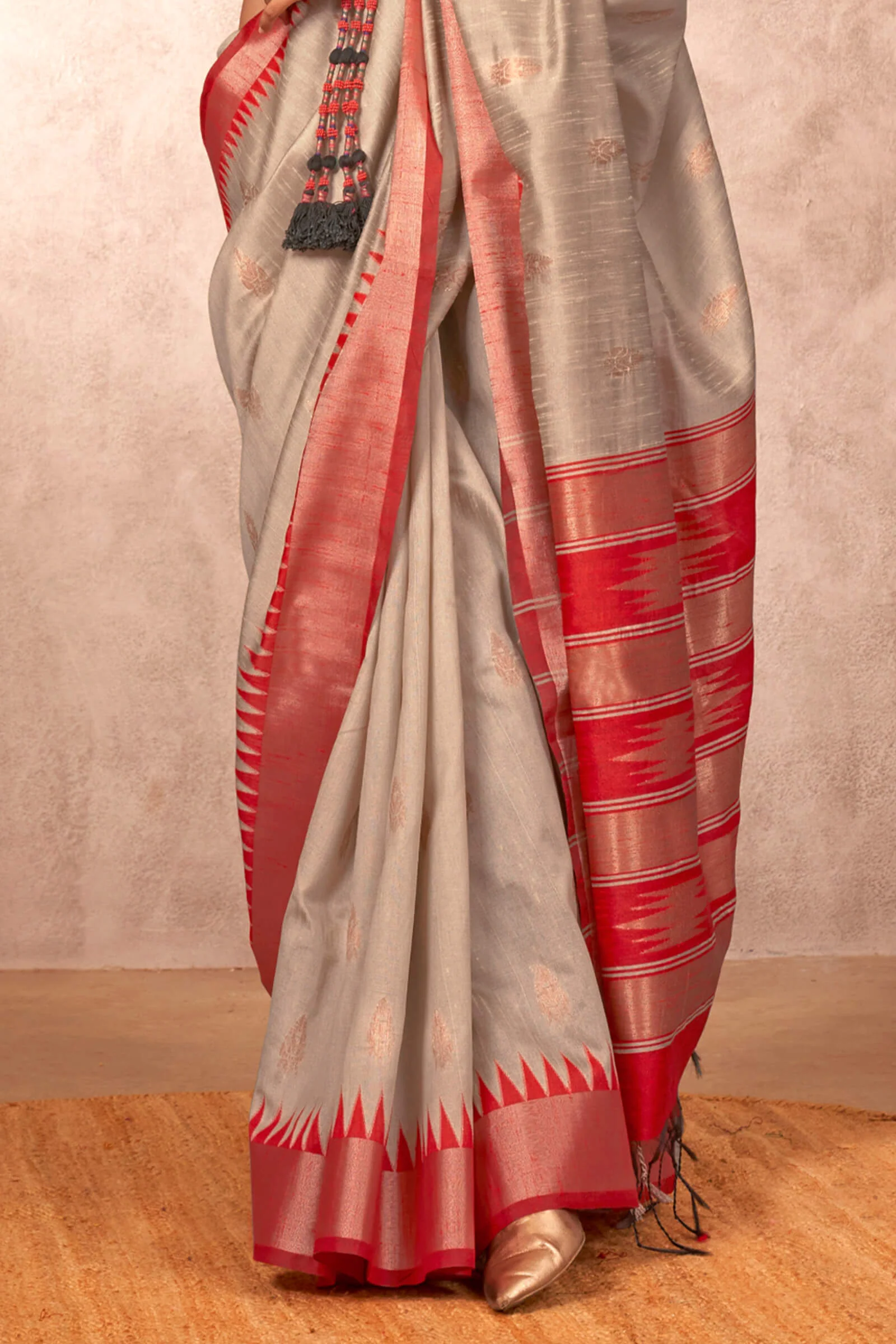 Smart Beige Soft Banarasi Silk Saree With Vibrant Blouse Piece - Image 3