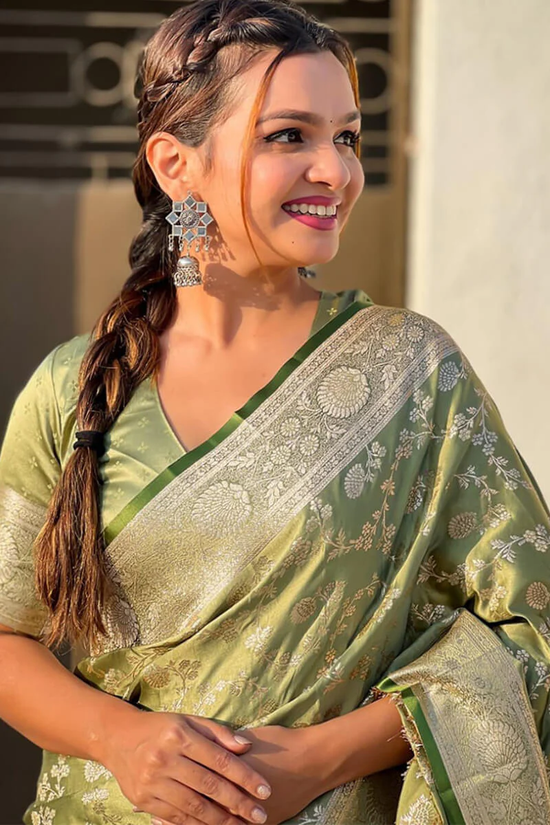 Smart Green Soft Silk Saree With Ideal Blouse Piece - Image 2