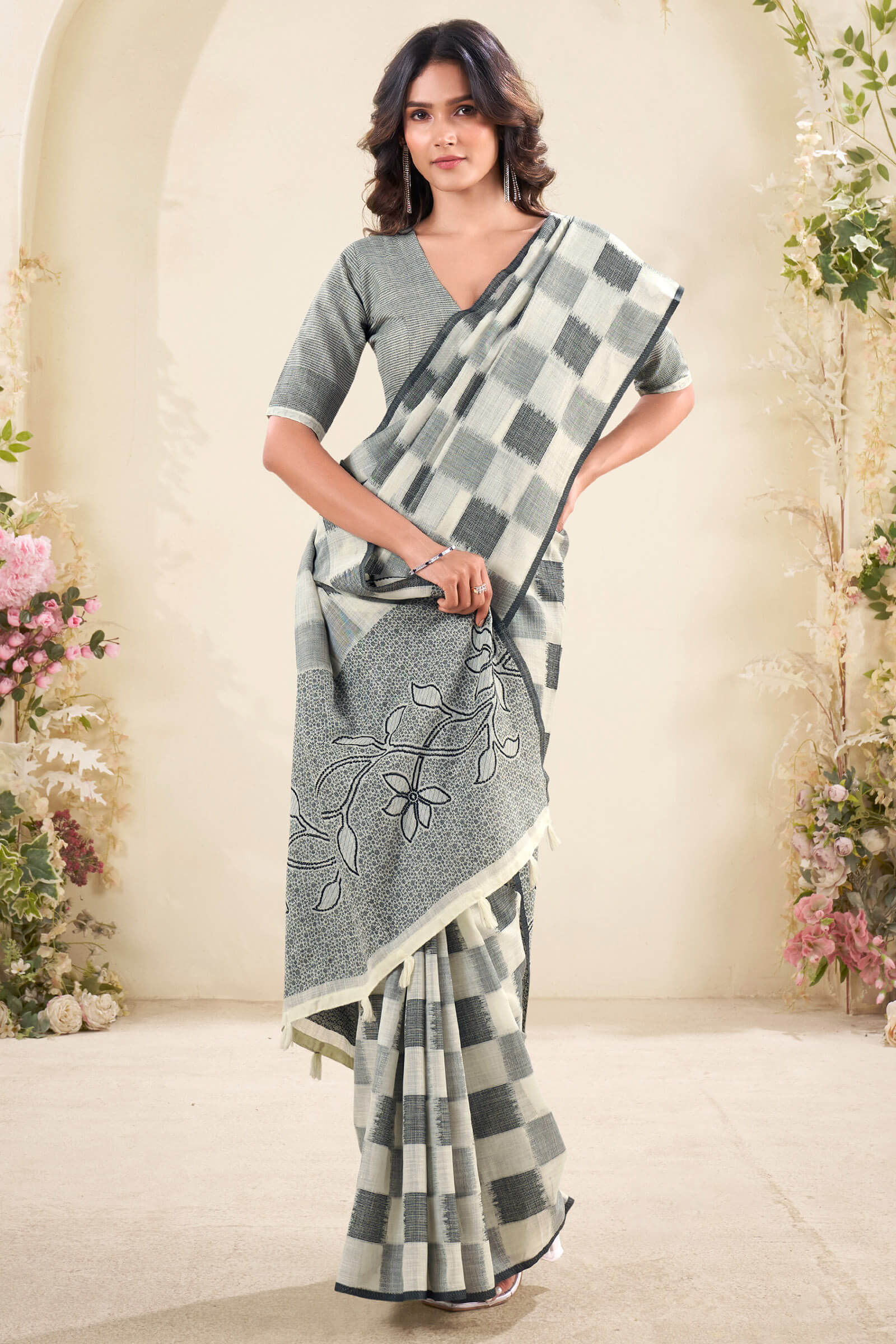 Smart Off White Cotton Silk Saree With Jubilant Blouse Piece - Image 3