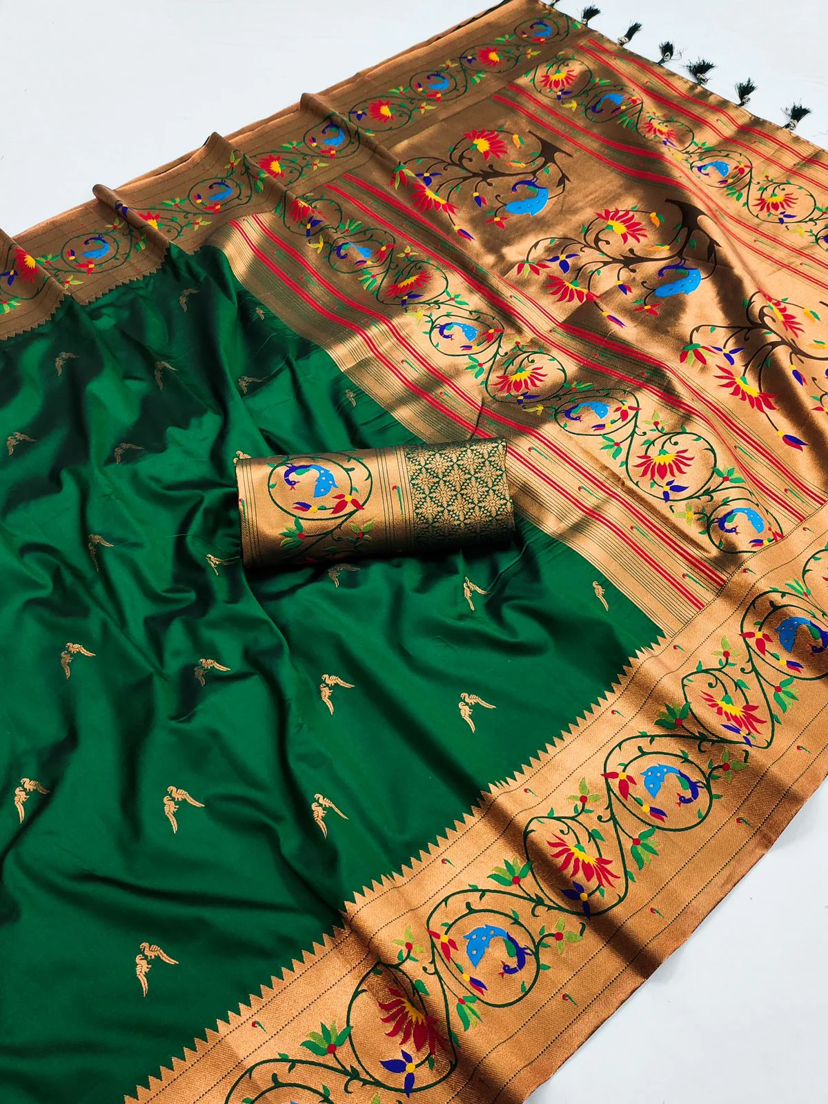 Smashing Dark Green Paithani Silk Saree With Seraglio Blouse Piece - Image 6