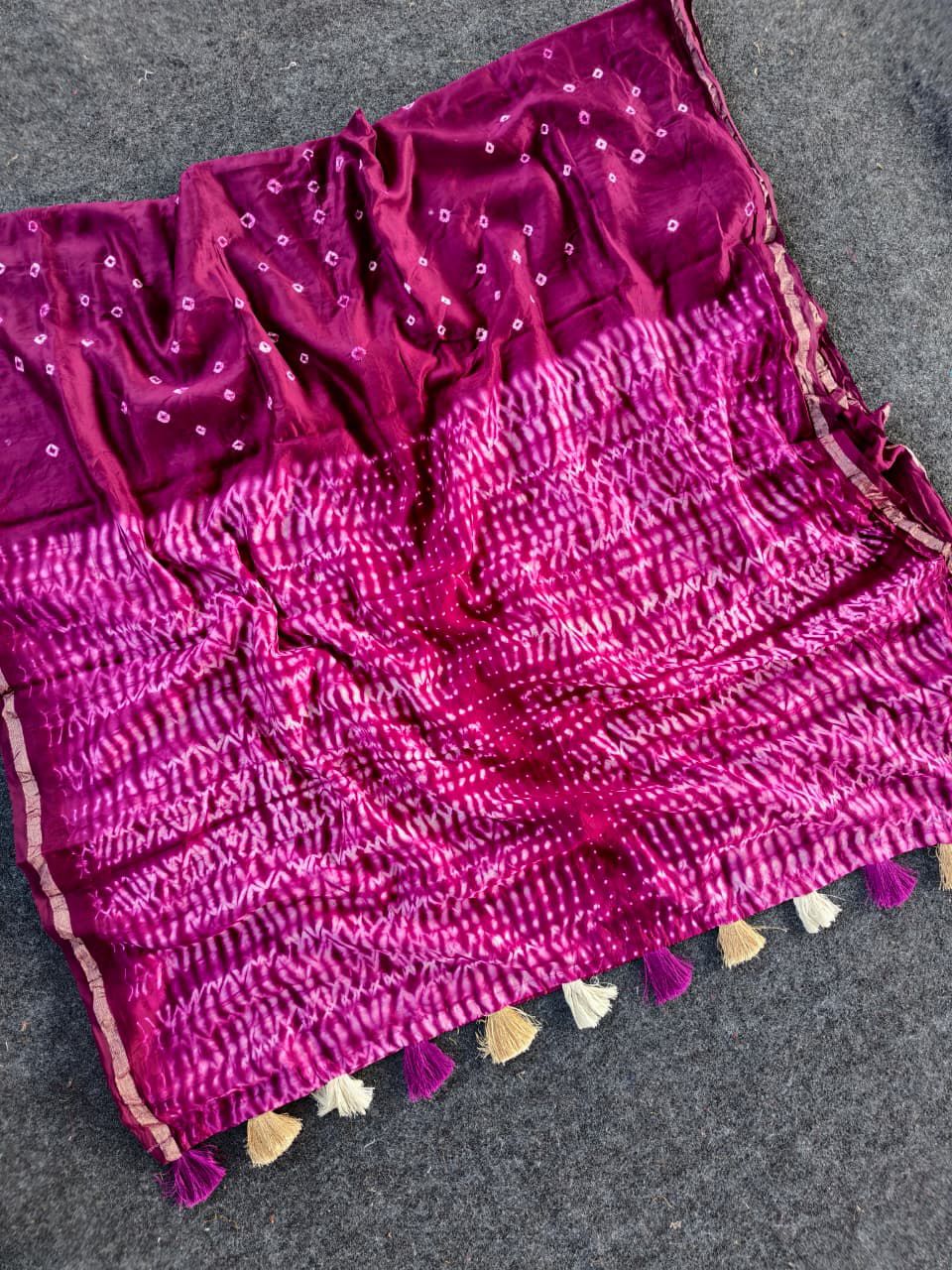 Smashing Magenta Cotton Silk Bandhani Printed Saree With Staggering Blouse Piece - Image 3