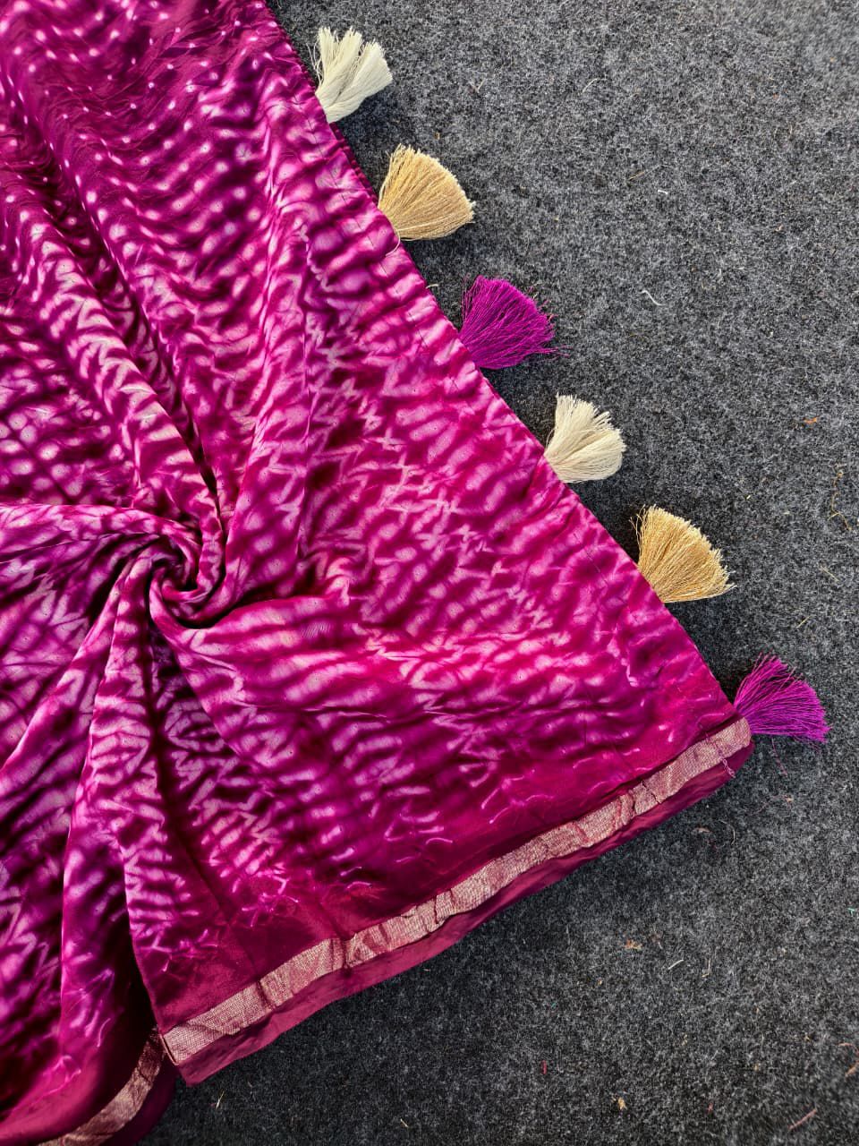 Smashing Magenta Cotton Silk Bandhani Printed Saree With Staggering Blouse Piece - Image 4
