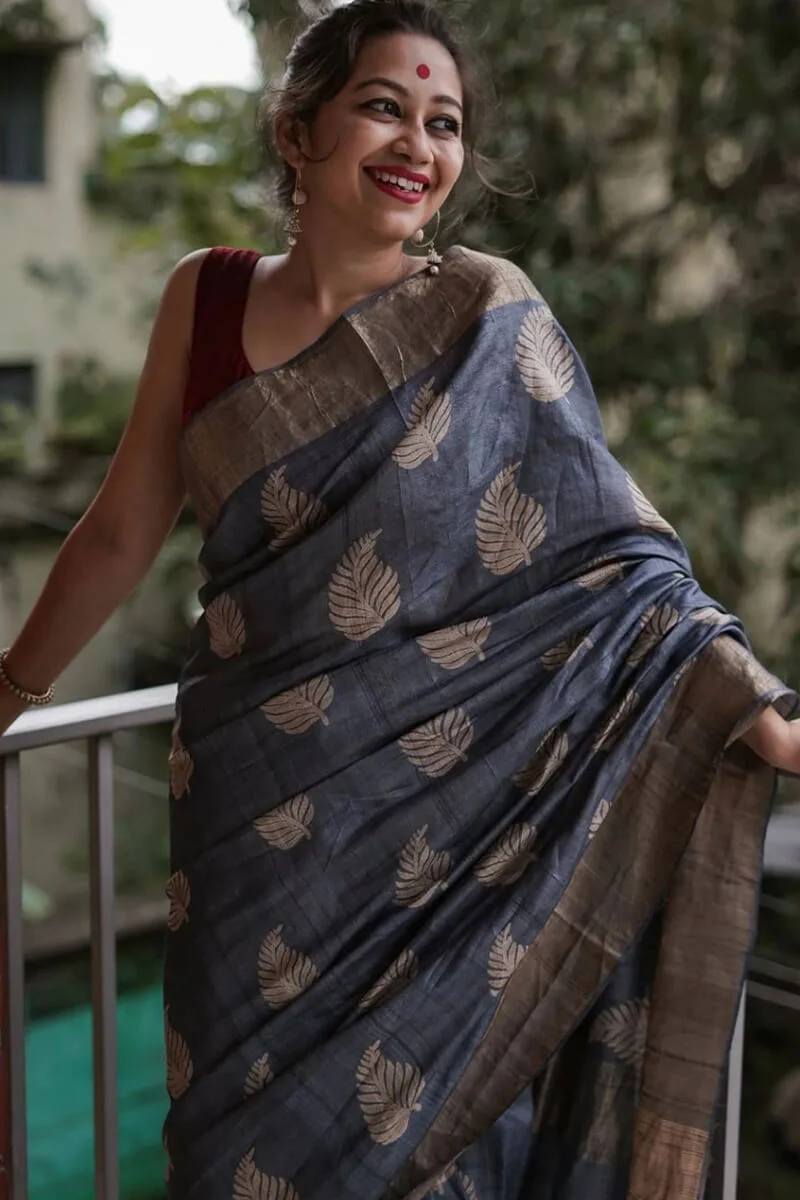 Snappy Grey Linen Silk Saree With Pulsating Blouse Piece - Image 2
