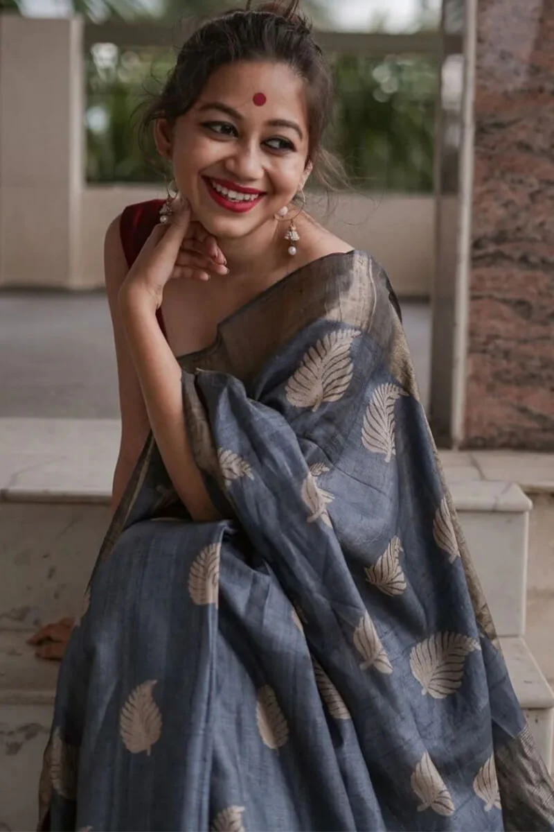 Snappy Grey Linen Silk Saree With Pulsating Blouse Piece - Image 3