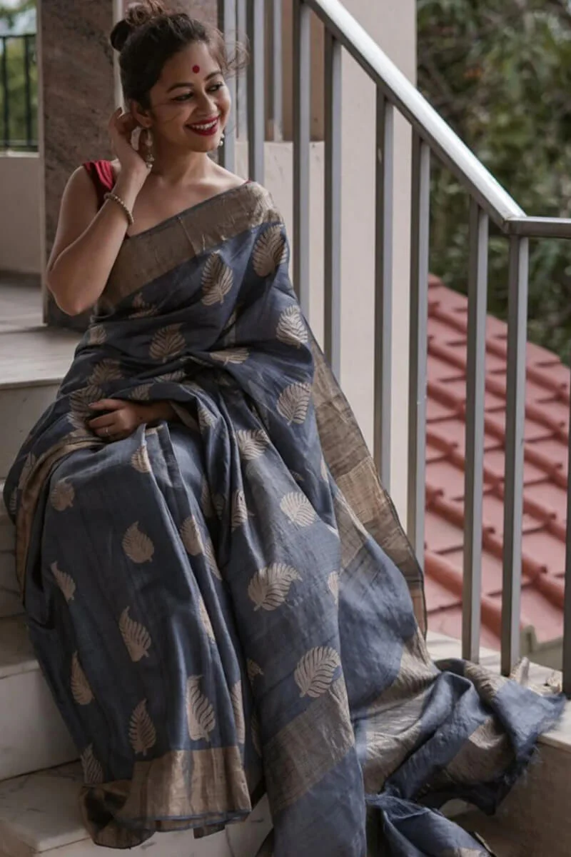 Snappy Grey Linen Silk Saree With Pulsating Blouse Piece - Image 4