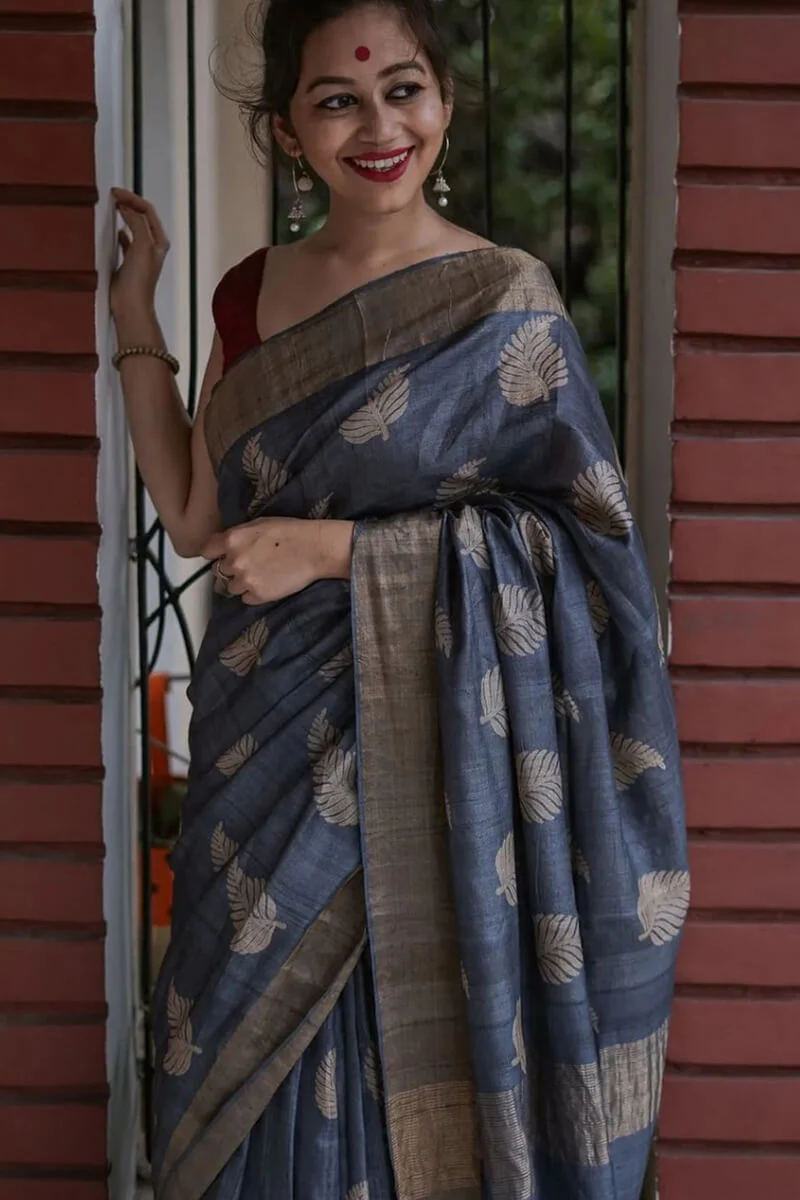 Snappy Grey Linen Silk Saree With Pulsating Blouse Piece - Image 5