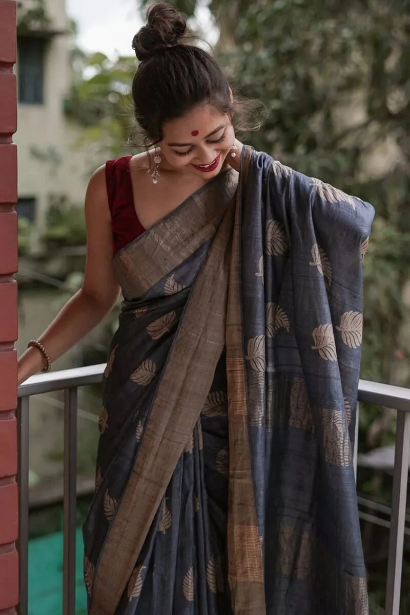 Snappy Grey Linen Silk Saree With Pulsating Blouse Piece - Image 7