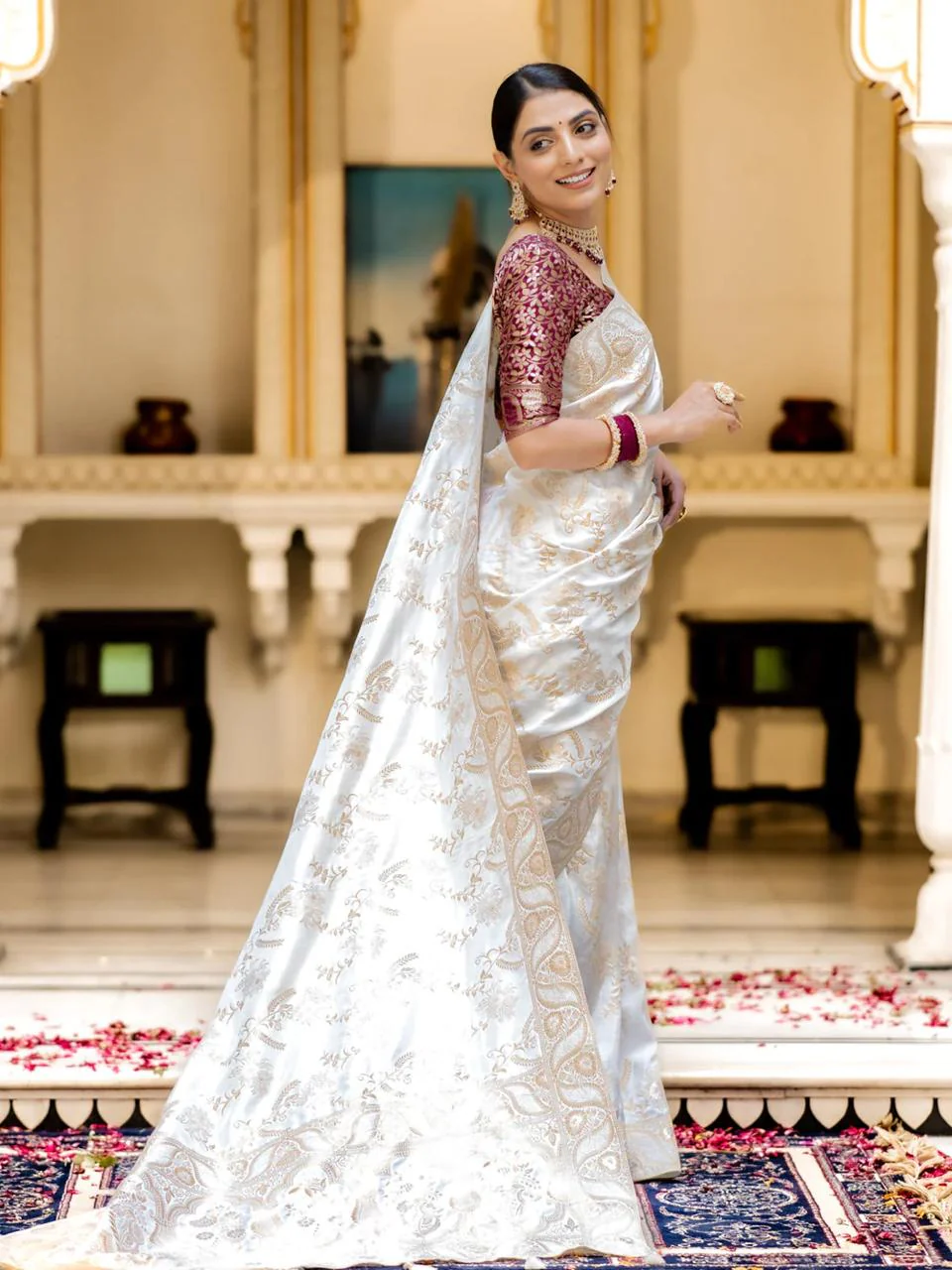 Snappy Off White Soft Silk Saree With Transcendent Blouse Piece - Image 4